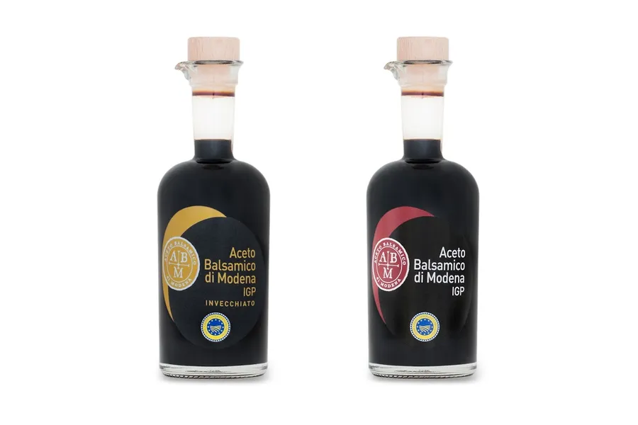 Due bottiglie di Aceto Balsamico di Modena IGP su fondo bianco