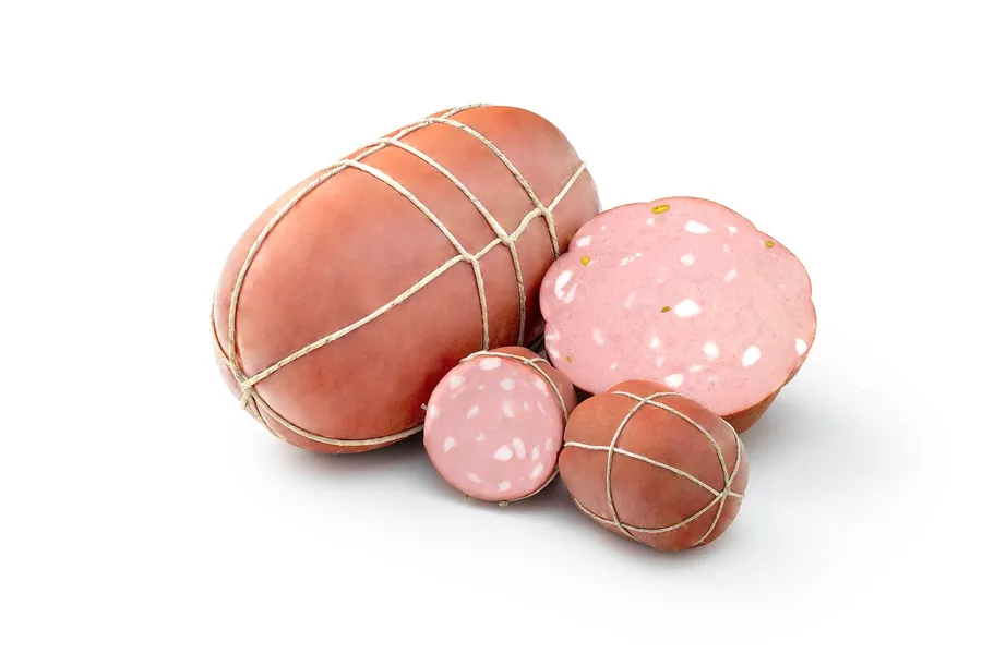 Una mortadella intera legata con lo spago e alcune fette con i cubetti di grasso in vista