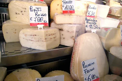 Formaggi al taglio sul banco di una latteria di Augusta, in Sicilia, con i cartellini del prezzo