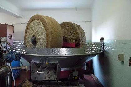 Macina in granito di un frantoio, con le ruote di pietra in posizione