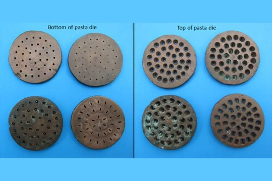 Otto trafile metalliche d'epoca su un fondo azzurro, viste dal lato d'ingresso e da quello d'uscita