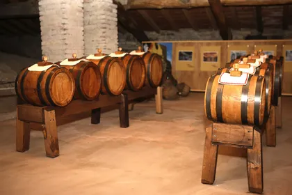 Due batterie di botti per l'aceto balsamico tradizionale in un sottotetto