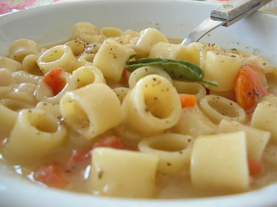Pasta e fagioli con ditalini, fagioli e verdure a dadini in un piatto fondo